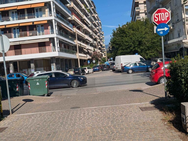 Θεσσαλονίκη: Παραβίασε STOP, έστριψε ανάποδα & χτύπησε άλλο όχημα!